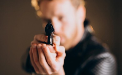 Muškarac ubio suprugu, pa sebi pucao u glavu