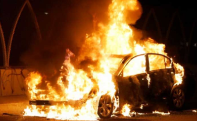 U južnom dijelu Kosovske Mitrovice zapaljen auto srpskih registarskih tablica