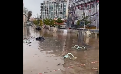Apokaliptične scene iz Lisabona: Kafići i restorani pod vodom, bujice nose automobile