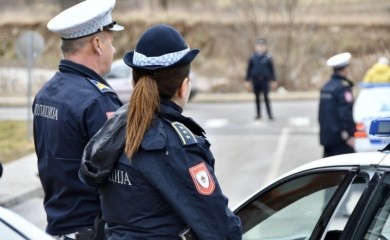 Opljačkali prodavnicu i napali radnice