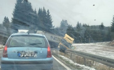 Kamion i auto sletjeli sa puta nakon teškog sudara