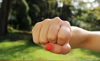 Tuča djevojka ispred pekare: Koštaš 20 evra