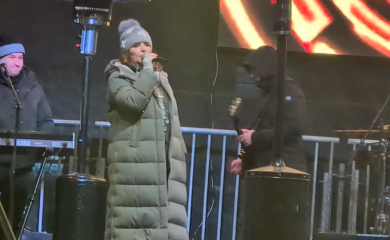 Burno na dočeku u Čačku: Ana Bekuta gađana grudvama, prekinula koncert, pa nastavila da pjeva iz kombija!