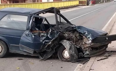 Težak udes u Banjaluci: Vozač prevezen na UKC, golf zdrobljen