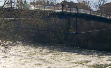 Šetao sa bebom pa upao u rijeku