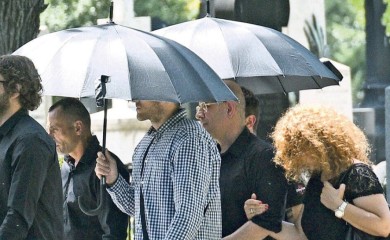 Muškarca pokrili pancirnim kišobranima: Misterija na sahrani crnogorskog Eskobara