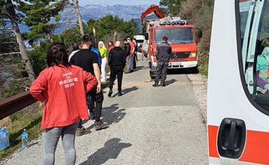 Vozilo sletjelo u provaliju duboku 20 metara (FOTO)