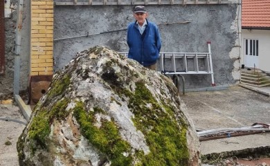 Zemljotres oštetio školu u Gacku, ogromna stijena završila u dvorištu kuće (FOTO)
