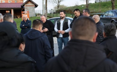 Pećanac sa mještanima Debeljaka: Politika nije u klupi, ni pred kamerama.. Ovo je politika!