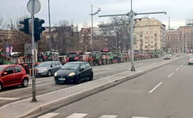 Traktori okružili Pionirski park u kojem protestuju "studenti koji žele da uče" (VIDEO)