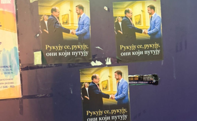 Rukuju se, rukuju – oni koji putuju: Banjaluka oblijepljena plakatima Draška i Šmita