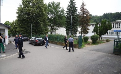 Oglasio se otac nastavnika upucanog u školi u Lukavcu
