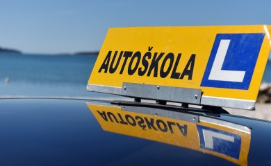 Policija upala u više auto-škola, uhapšeno 20 ljudi