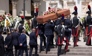 Posljednji ispraćaj Berluskonija: Kovčeg sa tijelom bivšeg premijera stigao u Milansku katedralu