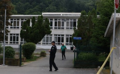 Dječak koji je pucao na nastavnika prebačen iz policijske stanice u bolnicu, slijede vještačenja