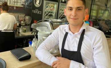 Konobar koji je oduševio region: Odrastao sam u skromnim uslovima, zaposlio sam se da pomognem baki (VIDEO)