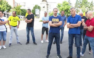 Farmeri iz Bijeljine održali protest ispred Gradske uprave; Petrović odbio da ih primi