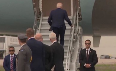 Bajden se opet sapleo na stepenicama ulazeći u avion (VIDEO)