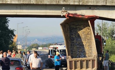 Kamion udario u nadvožnjak na brzoj cesti u Banjaluci, vozač završio na UKC RS (VIDEO)
