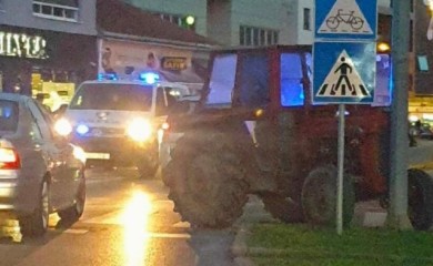 Zabio se traktorom u stub, pa sjeo u kafanu da odmori