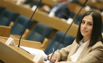 "Sve smo čuli osim da će natjerati dužnike da plate dug" Vukomanović upozorava da Vlada nema trajno rješenje za 46.000 zaposlenih