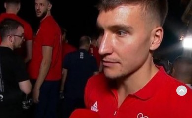 (VIDEO) ISPLIVALI NOVI SNIMCI Košarkaš je drži oko struka, a ona se topi u njegovom zagrljaju