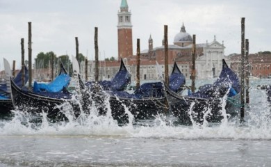 Strašne poplave pogodile Italiju: Obustavljen morski saobraćaj, voda nosila sve pred sobom (VIDEO)