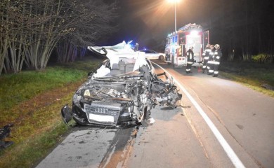 Pijani vozač traktora prikolicom prešao u suprotnu traku i zabio se u auto