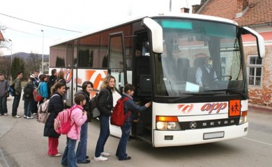 Učenici ostali bez prevoza, auto-prevoznici traže poskupljenje