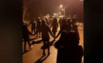 Srbi igraju kolo na barikadama u Zubinom Potoku (VIDEO)