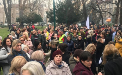 Protest radnika u javnoj upravi: Jedan od učesnika napao premijera VIDEO