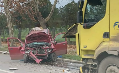 Teška saobraćajka: Sudar kamiona i automobila FOTO