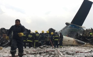 Srušio se avion sa 72 putnika: Najmanje 16 poginulih VIDEO