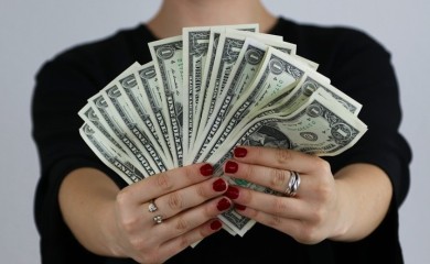 Dolar oštro pao, evro ojačao