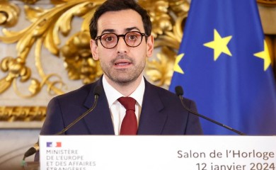 Mladost, iskustvo, privatnost: Kakvu poruku premijer Francuske šalje imenovanjem bivšeg dečka za ministra