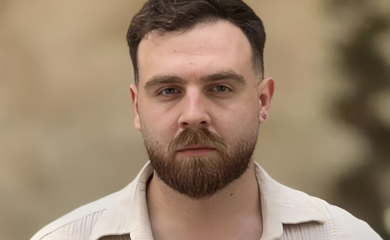 Mladi demonstrant postao simbol otpora režimu islamista: Ko je on?