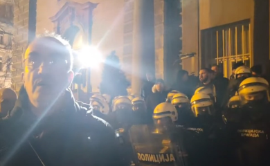 Incident na skupu u Beogradu: Desničari srušili ogradu pored Predsjedništva