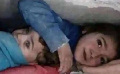 Djevojčici koja je spasila brata u ruševinama prijeti amputacija