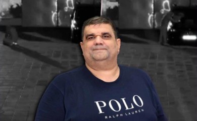 ZAPALJEN AUTO PRODUKCIJSKE KUĆE! Muškarac sa kapuljačom prišao vozilu parkiranom ispred televizije, polio ga benzinom i pobjegao: Kamere sve zabilježile