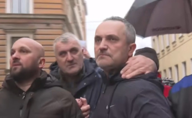 Vozač tramvaja Adnan Kasapović izašao na slobodu, građani ga dočekali aplauzom