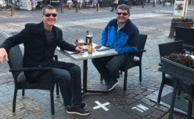 Jedinstven grad: Dvojica sjede u kafani – jedan pije pivo u Holandiji, drugi u Belgiji