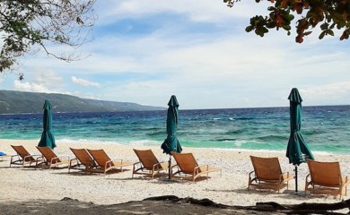 Ležaljka košta kao cijelo ljetovanje: Jedna od najljepših plaža Jadrana nedostupna mnogima