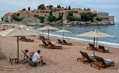 Ležaljka na poznatoj plaži u Crnoj Gori čak 200 evra