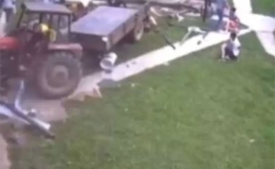 Objavljen snimak nesreće: Berači malina iz BiH traktorom se zakucali u ljetnjikovac (VIDEO)