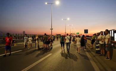 Učesnici protesta dijela opozicije u Srbiji blokirali Gazelu