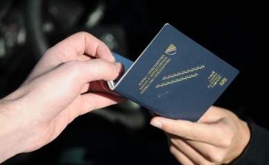 Djevojka iz BiH za 100 evra kupila pečat za pasoš, pala na granici sa Hrvatskom