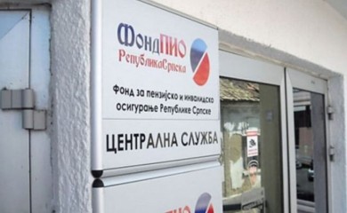 Drama u Fondu PIO Srpske: Penzioner donio sonu kiselinu pa prijetio službenici