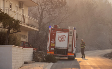 Lokalizovan požar na Dugom otoku, zadovoljavajuće stanje u Omišu, stabilizacija u Herceg Novom