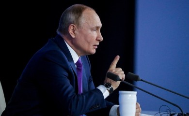 Putin sletio u Uzbekistan, sa svima na distanci