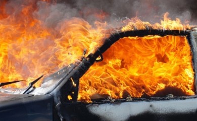 Vatra “progutala” vozilo: Dvije osobe izgorjele u automobilu